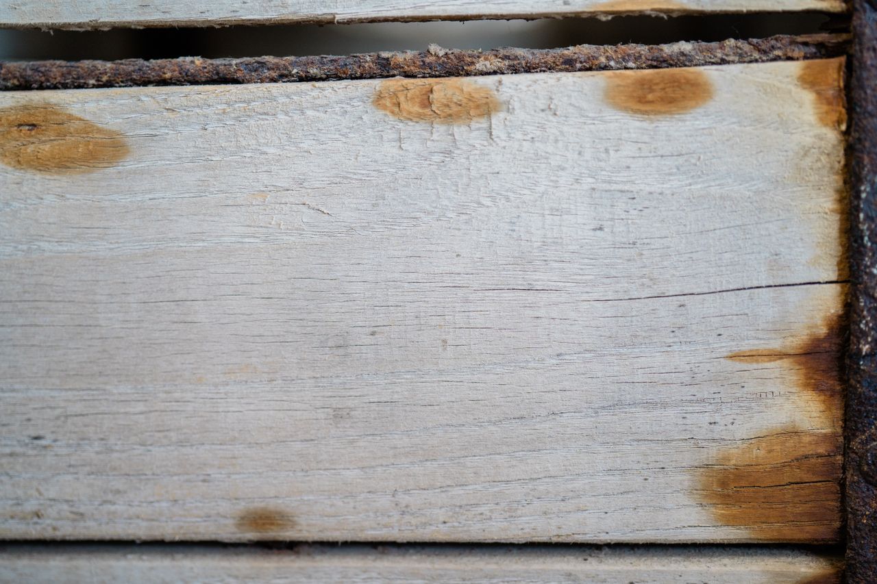furniture material and wood detail — Solid Wood vs Engineered Wood